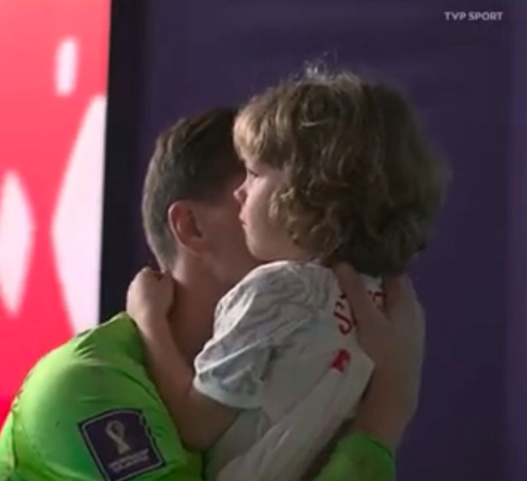 Wojciech Szczęsny pociesza Liamka po porażce z Francją, materiał TVP z 4.12.2022