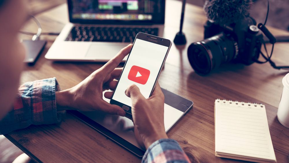 Prezes YouTube'a bije się w pierś, fot. Shutterstock.com