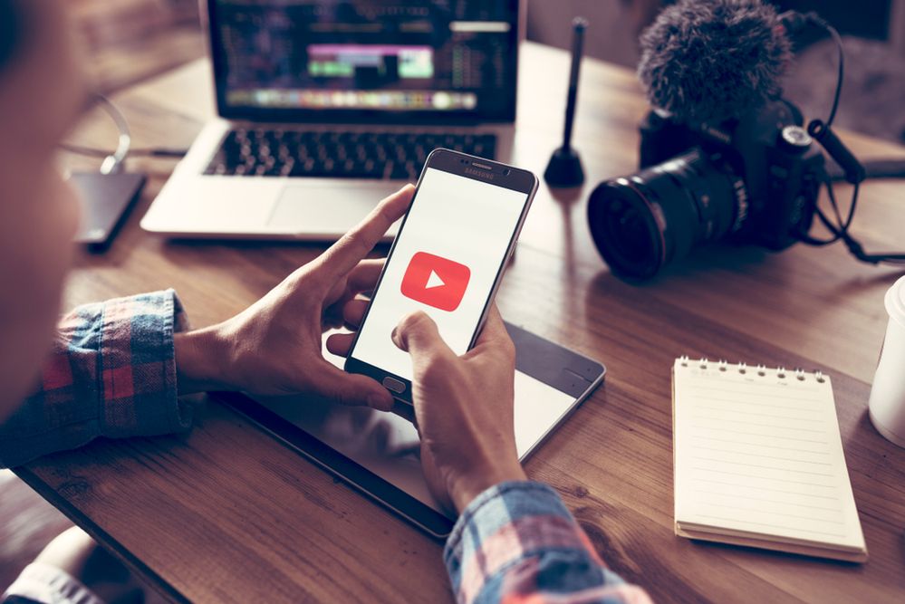 Prezes YouTube'a bije się w pierś, fot. Shutterstock.com