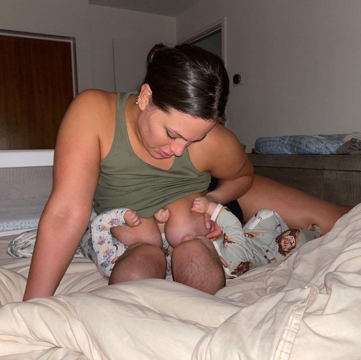 Ashley Graham karmi synów piersią