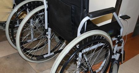 Zuchwała kradzież w sklepie. Uciekała kradzionym wózkiem inwalidzkim