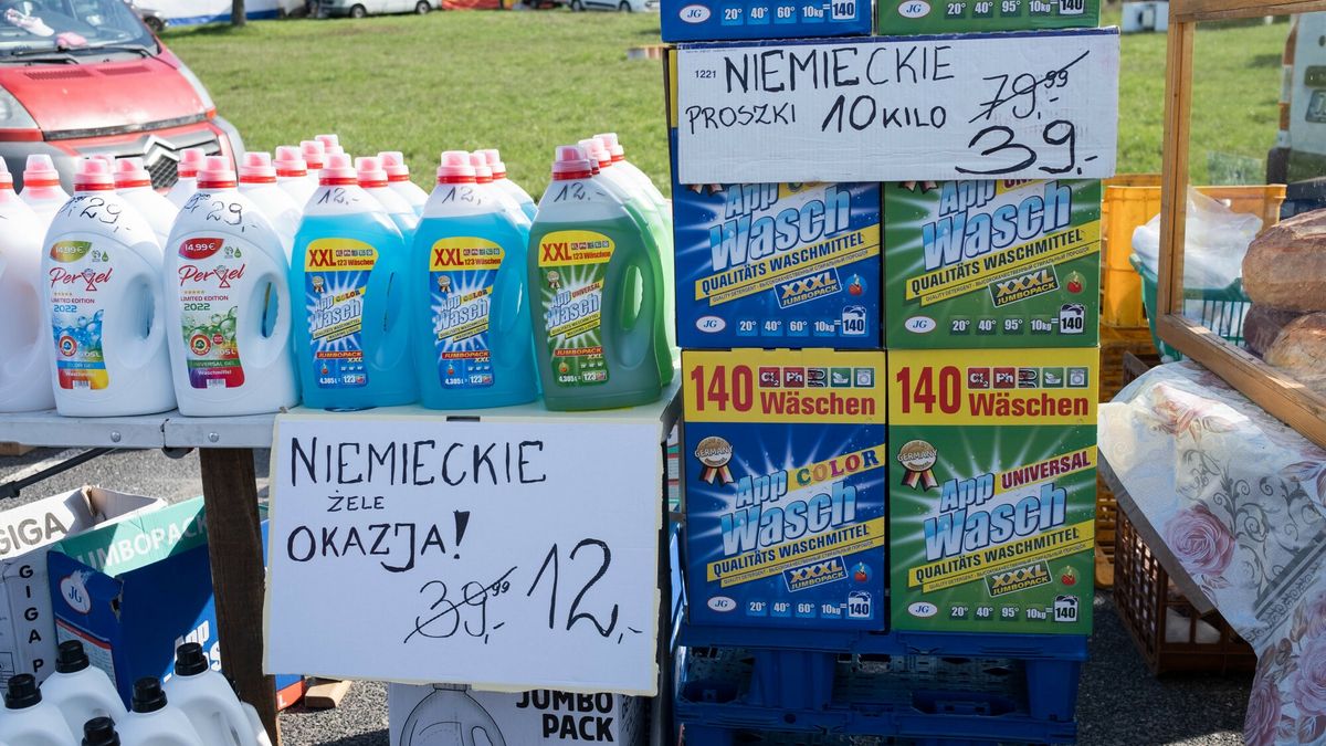 Gie?da w Lubinie
03.09.2022 Lubin , Gielda Lubinska wokol Stadionu Zaglebia n/z stoisko handlowe proszki niemieckie fot. P.Dziurman/REPORTER
DZIUREK1@WP.PL