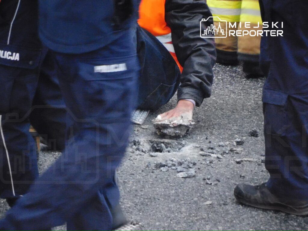 Przyklejeni aktywiści z Ostatniego Pokolenia uwolnieni od jezdni wraz z asfaltem. Użyto ciężkiego sprzętu burzącego