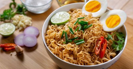 Ramen noodle salad, czyli sałatka makaronowa z zupek chińskich