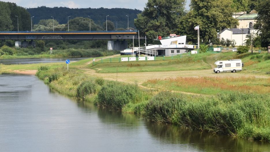 Plac nad Wartą przy Wale Okrężnym właściciele kamperów wskazują jako miejsce do zatrzymania się w Gorzowie.