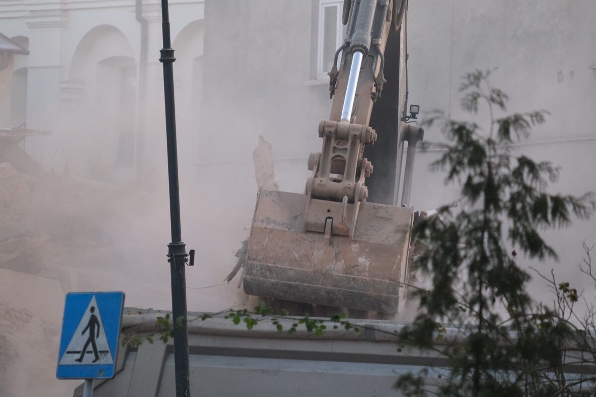 Porządkowanie terenu po wyburzonej kamienicy przy ul. Bernardyńskiej