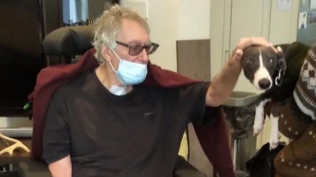 74-letni Geoffrey Woolf po 306 dniach pobytu w szpitalu i walki ze skutkami koronawirusa, w końcu wrócił do domu. 