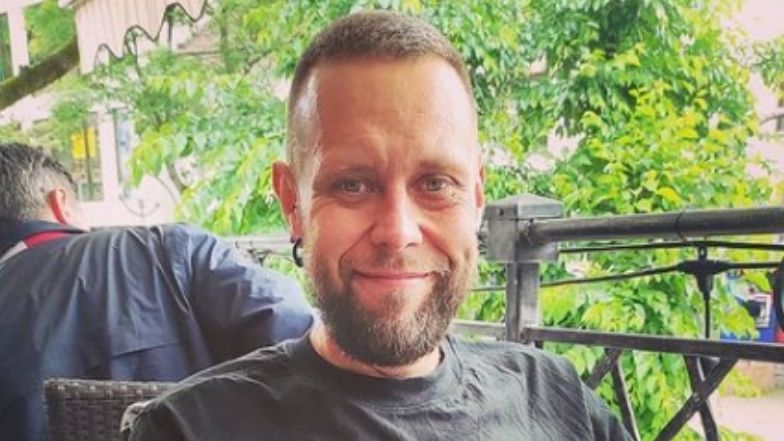 Mateusz Borkowski z "Gogglebox" pozuje na plaży