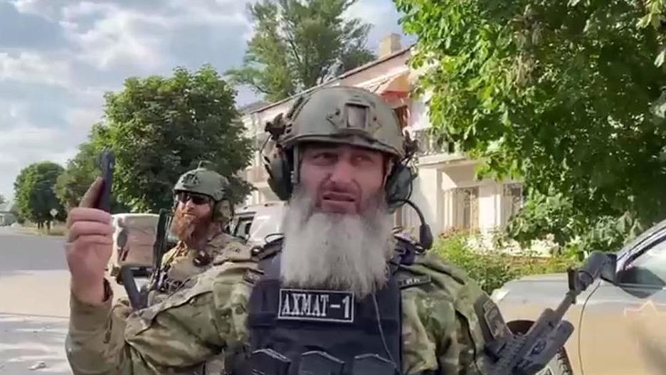 Wojna w Ukrainie. Żołnierze czeczeńskiego oddziału robią sobie zdjęcia po zdobyciu miasta Lisiczańsk