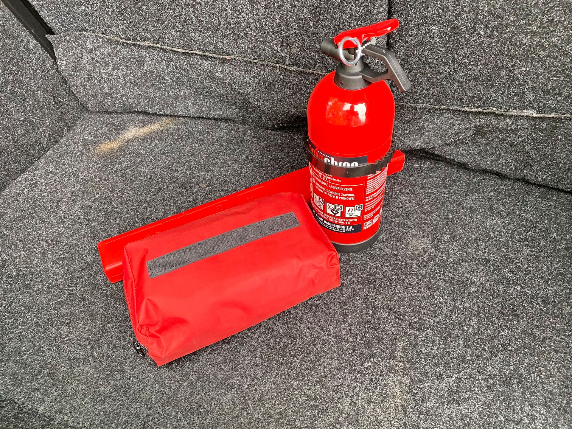 To drobiazgi, które kupicie w każdym markecie lub na stacji paliw. Koszt od 70 do nawet ponad 100 zł, zależnie od jakości apteczki.