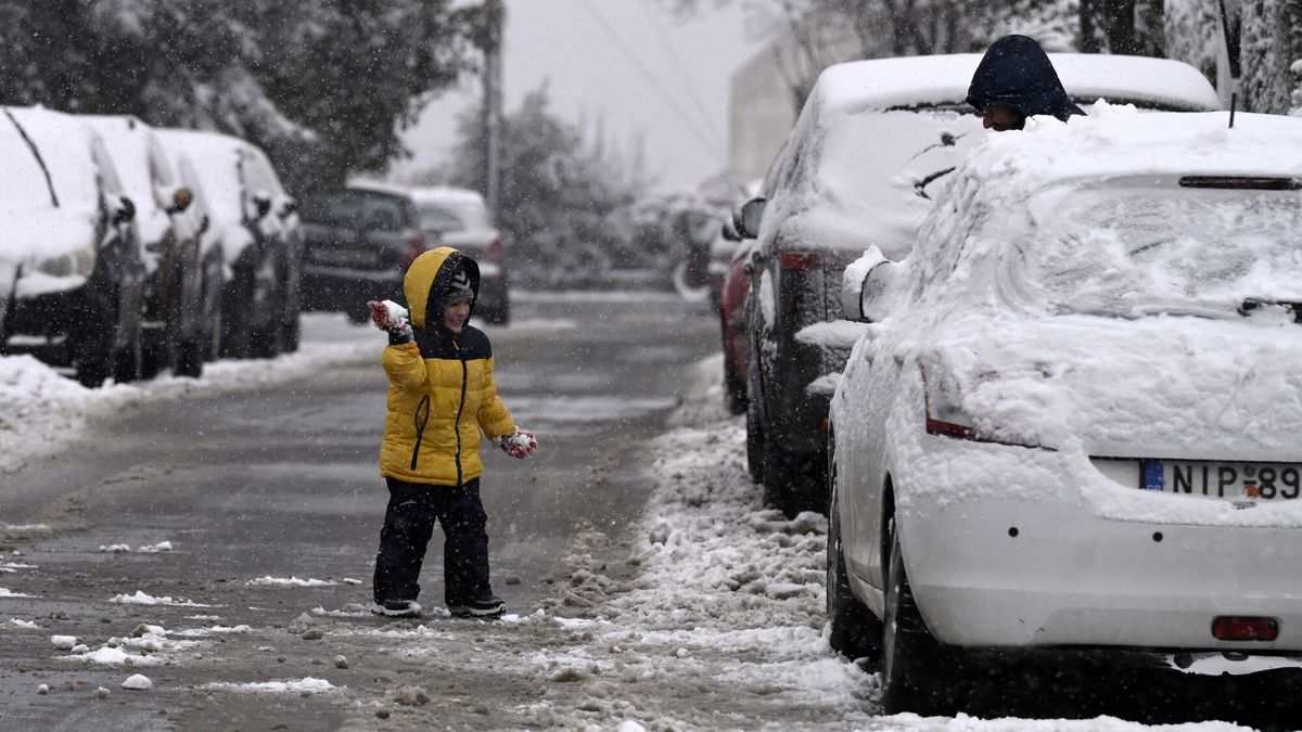 ?nieg w Europie
A boy play with the snow along a street during a snowfall in Hortiatis, 40 Kms north of Thessaloniki, on January 13, 2025. (Photo by Sakis Mitrolidis / AFP)
SAKIS MITROLIDIS