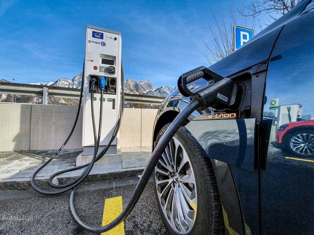 "Szeryf" przejął publiczną ładowarkę. Absurd z listą kolejkową