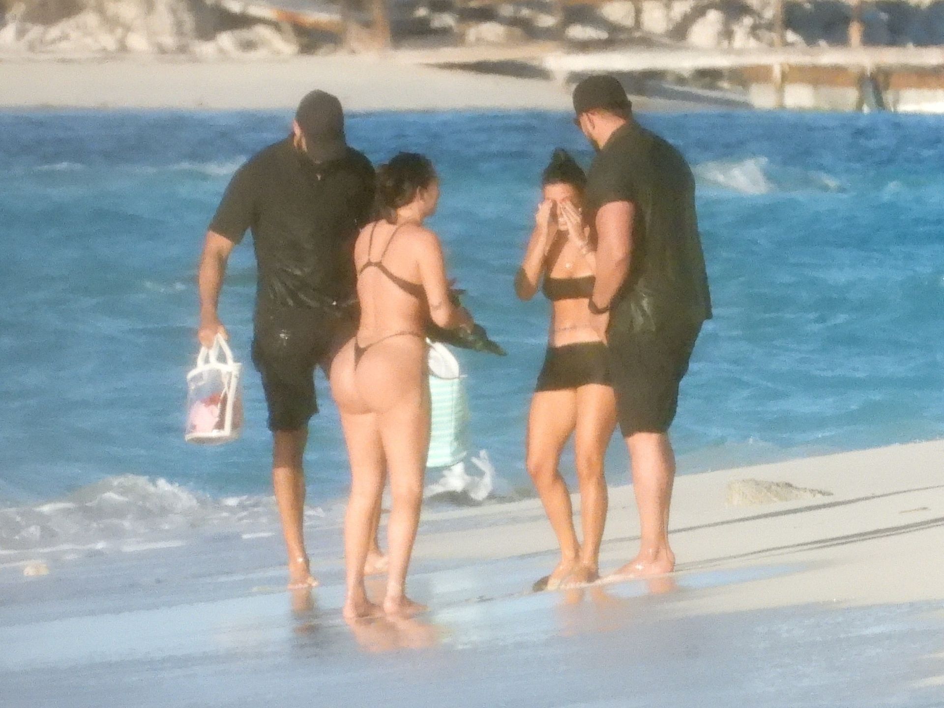 Kim Kardashian z siostrą Kourtney i dziećmi wypoczywają na wyspie 