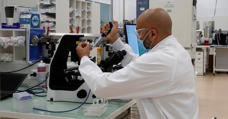 Koronawirus. Nowe informacje ws. szczepionki z koncernu Sanofi