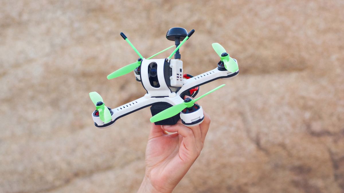 Tanky: niewielki dron FPV rozwijający prędkość 160 km/h 1