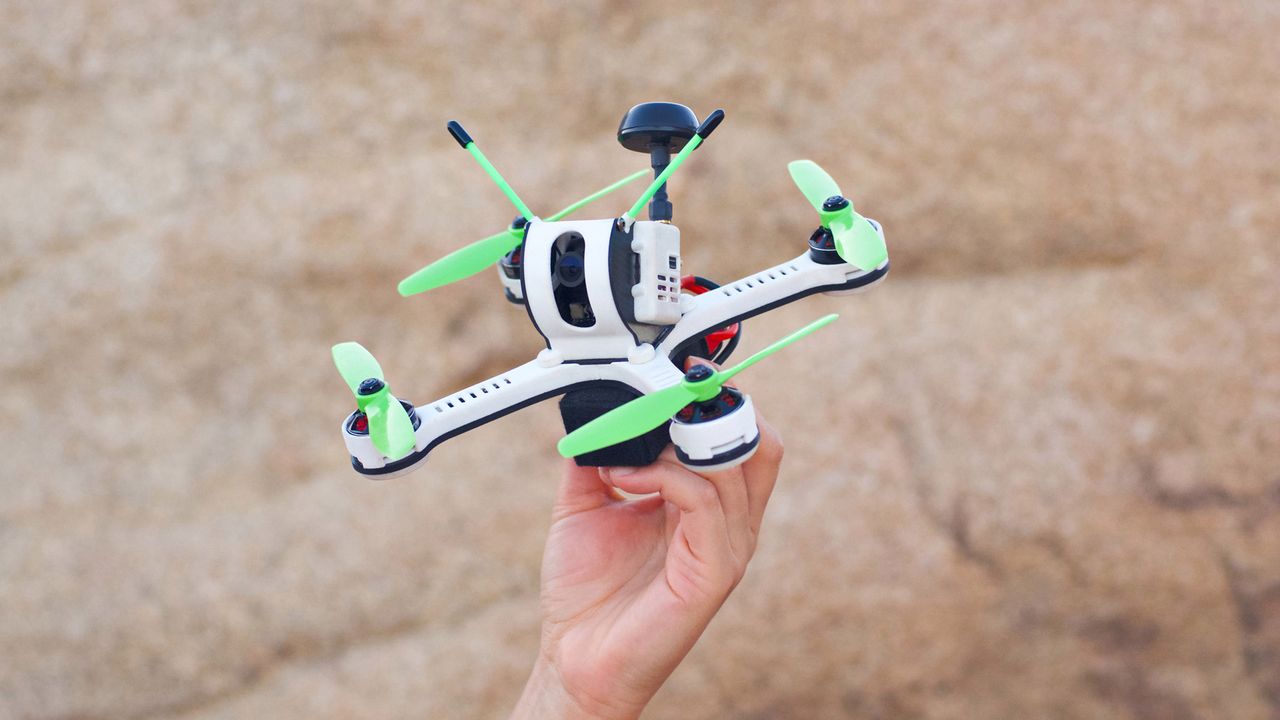 Tanky: niewielki dron FPV rozwijający prędkość 160 km/h