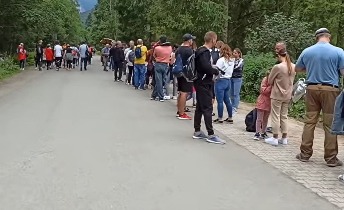 Tłumy turystów czekają na transport konny do Morskiego Oka (YouTube)