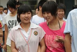 Pilnują uczniów w kamizelkach kuloodpornych