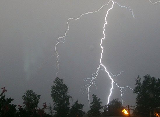 Chciał schować kosiarkę - nie zdążył, bo...