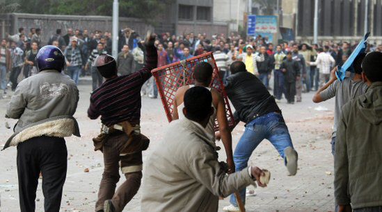 Polacy: na ulicach Kairu strzały, ranni i chaos
