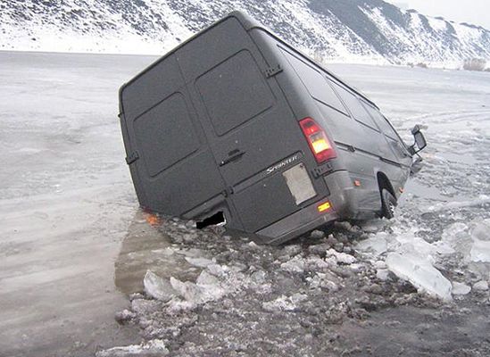 Zaufał nawigacji - wpadł samochodem pod lód