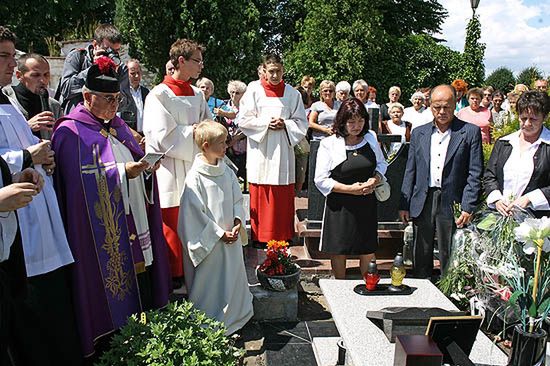 Urna z prochami Roberta Dziekańskiego złożona w rodzinnym grobowcu