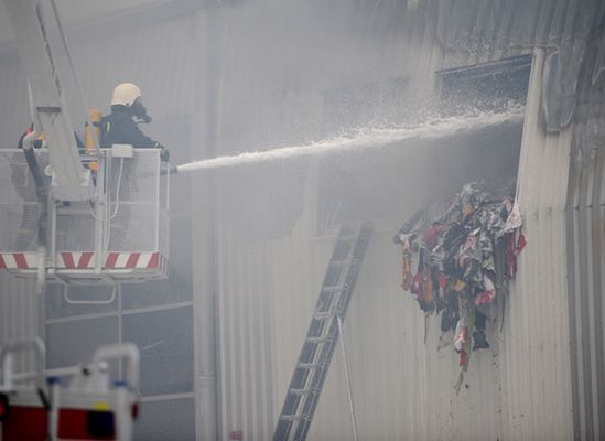 Pożar centrum handlowego koło Warszawy