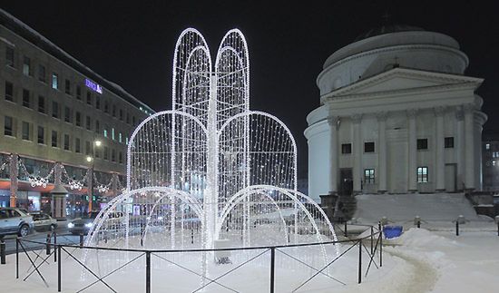 Warszawa rozbłysła świątecznymi światłami