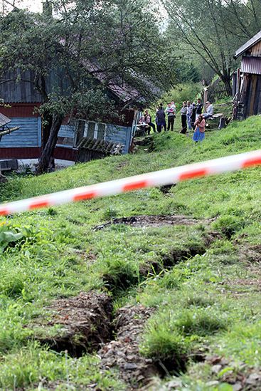 Ziemia znów się osuwa; mieszkańcy Milówki odcięci