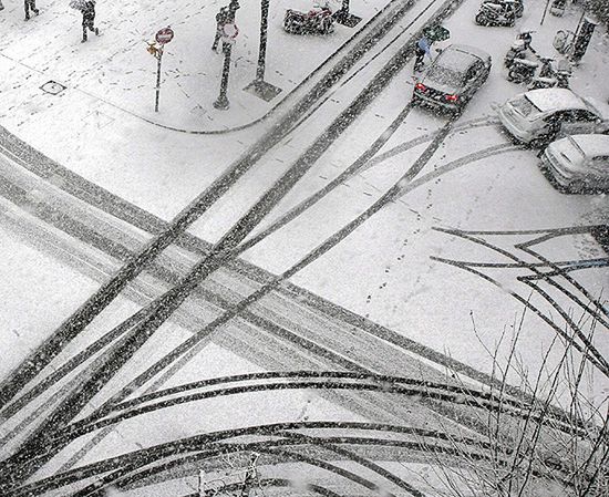 Śnieg, wiatr, zawieje, mgła i śliskie drogi - zima wróciła