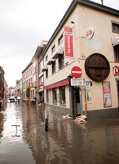 12 tys. piorunów w ciągu 16 godzin; krater na lotnisku