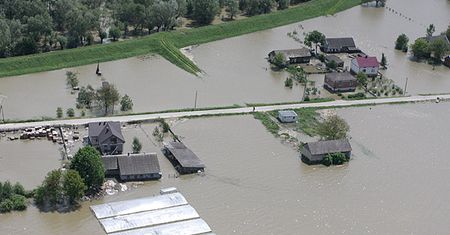 Fala już na Pomorzu; Na południu będą deszcze i burze