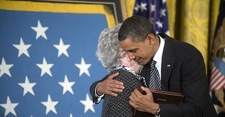 Niedawno sondaże leciały na łeb, na szyję. Teraz Ameryka kocha Obamę