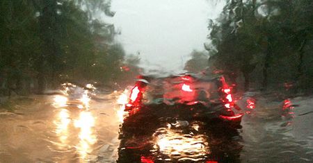 Nawałnica nad stolicą: są ofiary, straż przeszukuje jeziorko, nie jeżdżą tramwaje