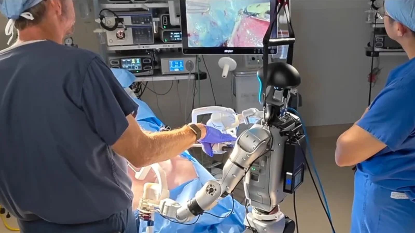 Podczas jednej z operacji zespół składający się z robota 