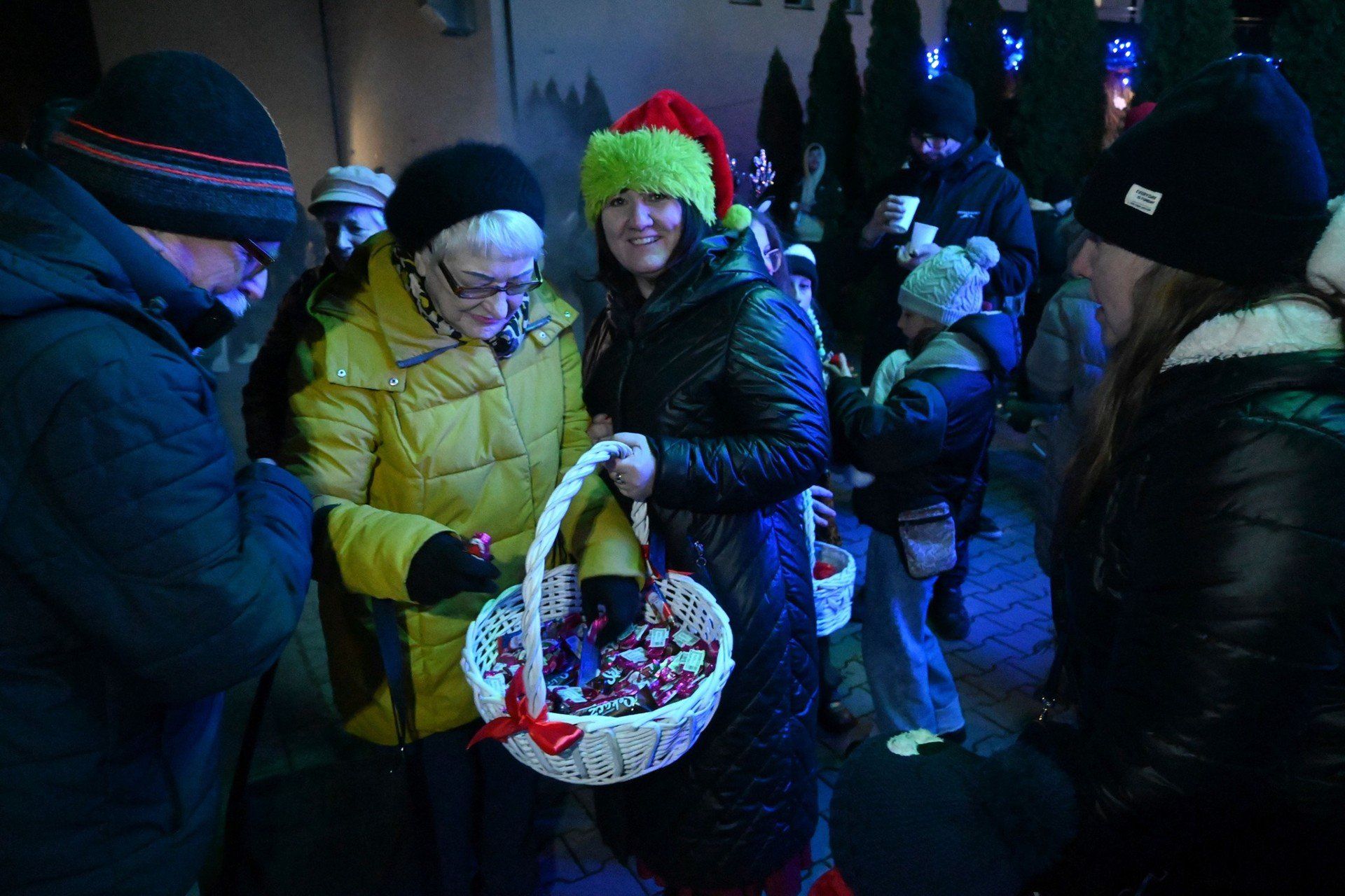 Wiceburmistrz Joanna Borkowska częstowała cukierkami