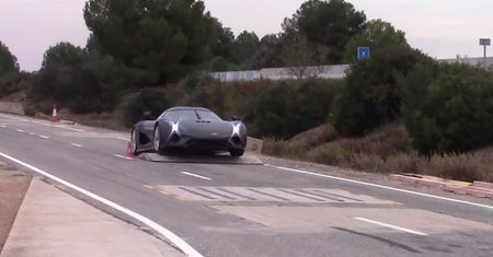 Uderzenia młotkiem, wjazdy na krawężniki. Tak Koenigsegg testuje auta