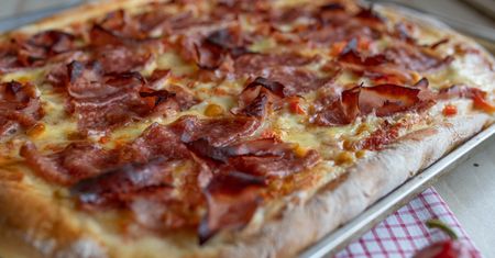 Pizza jak z PRL-u znika do ostatniego kawałka. Porcja na dużą blachę