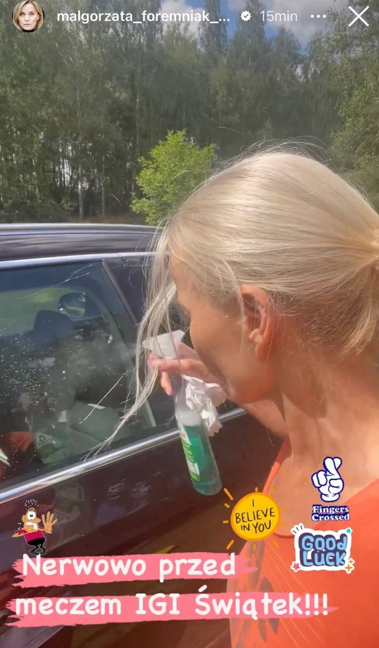 Małgorzata Foremniak myje samochód 
