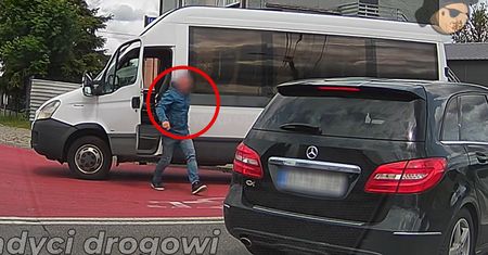 Sceny w środku dnia. Wysiadł i zaczął go okładać pięściami
