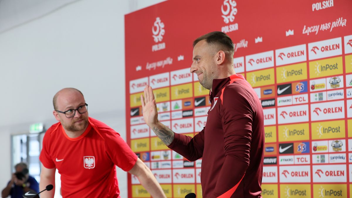 Dortmund, Niemcy, 24.06.2024. Piłkarz reprezentacji Polski Kamil Grosicki (P) i rzecznik prasowy kadry Emil Kopański (L) podczas konferencji prasowej w Dortmundzie, 24 bm. Polacy przygotowują się do jutrzejszego meczu grupy D piłkarskich mistrzostw Europy z Francją. (gj) PAP/Leszek Szymański