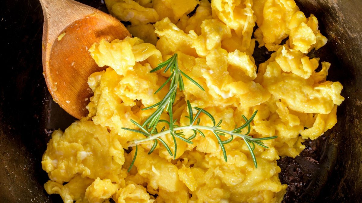 Puszysta jajecznica na mleku