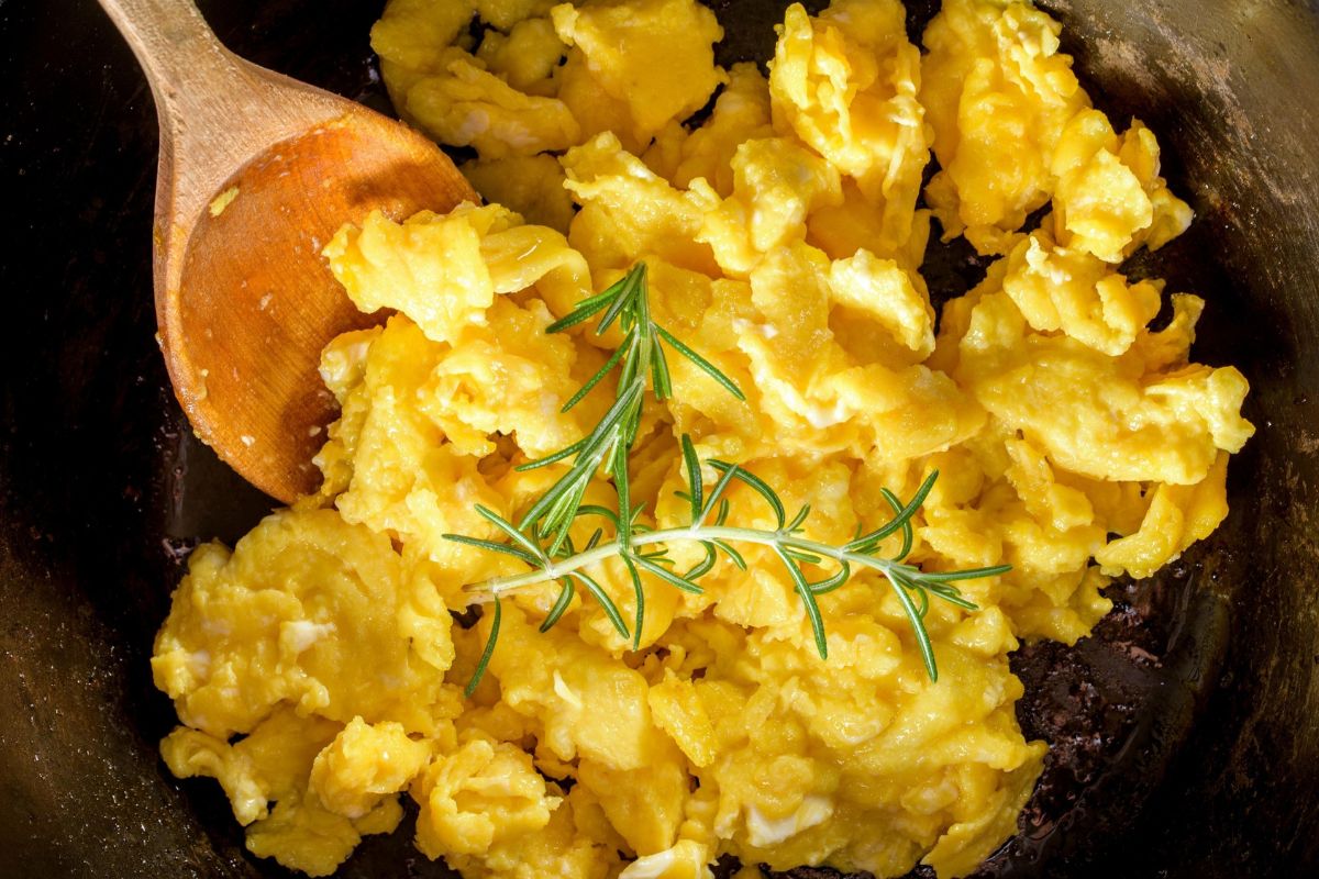 Puszysta jajecznica na mleku