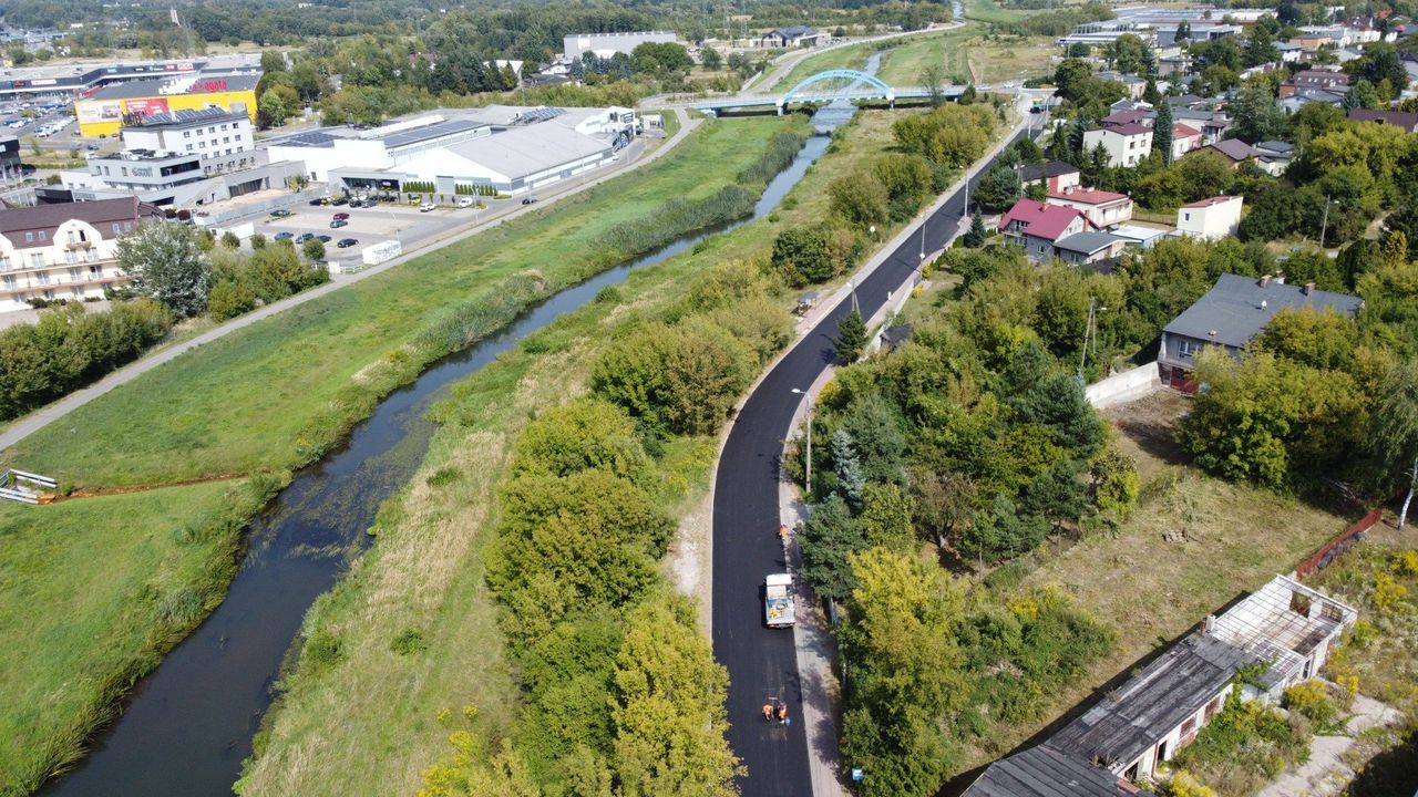 Częstochowa: Remont ulicy Srebrnej z niespodziewanymi perturbacjami. Wykonawca musiał poprawiać nawierzchnię