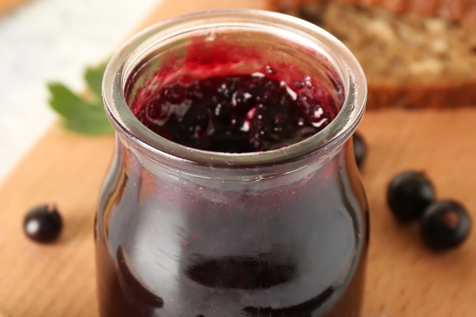 Dżem z czarnej porzeczki robię z tego przepisu. Bez żelujących dodatków, a smak jak u babci