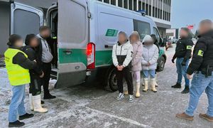 Kontrola w piekarni i hurtowni warzyw. Zatrzymano 30 osób