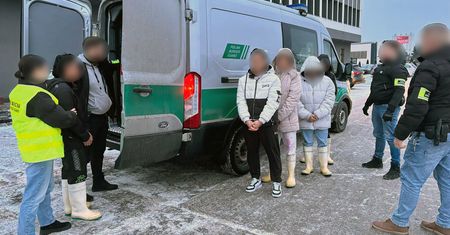 Kontrola w piekarni i hurtowni warzyw. Zatrzymano 30 osób