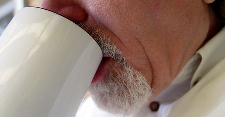 Tę kawę Włosi piją dopiero od południa. Chroni przed rakiem wątroby i jelita grubego