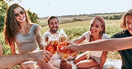 Męczą cię objawy menopauzy? A może źle śpisz? Może pomóc pewien napój