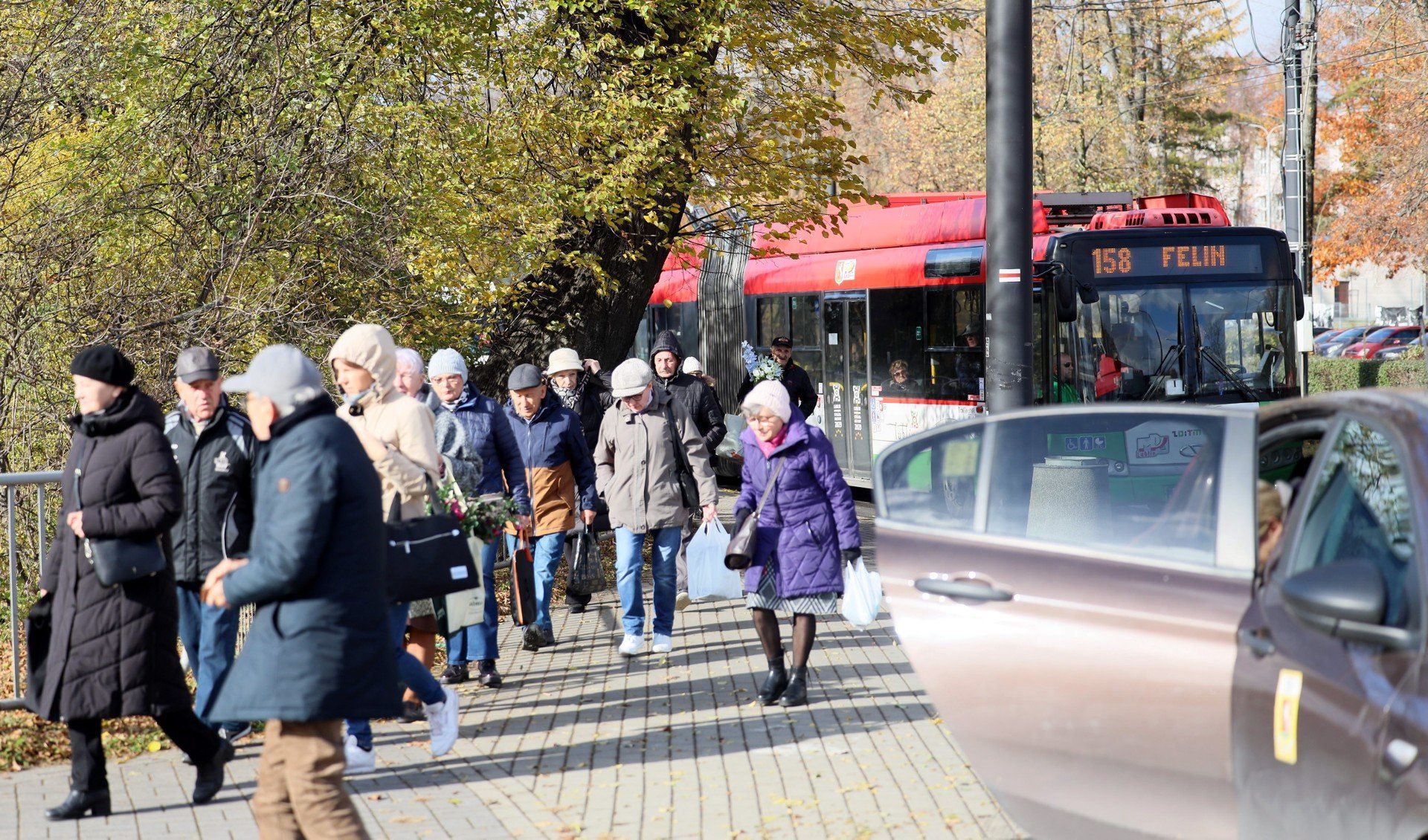Trwają przygotowania do Wszystkich Świętych. Zajrzeliśmy w rejon cmentarza na Majdanku.